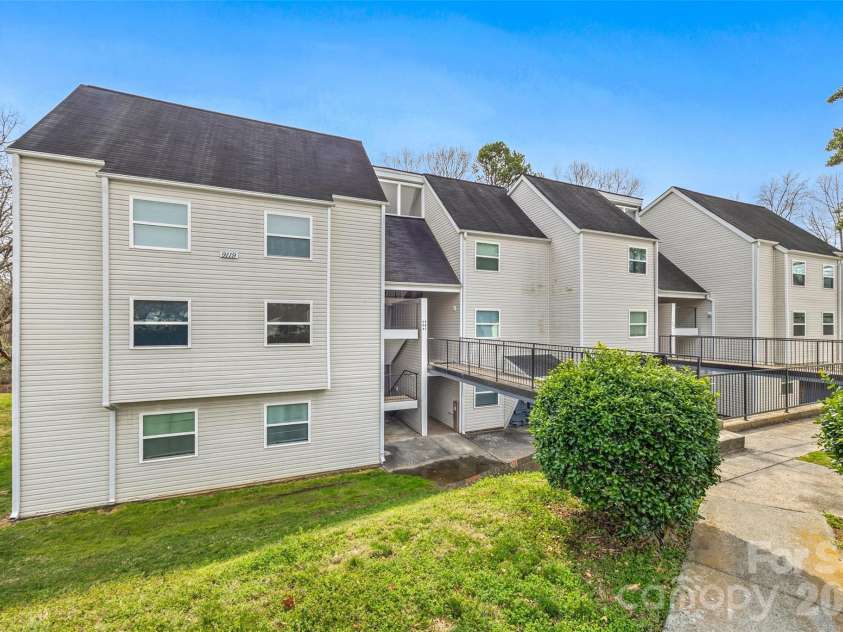 9119 Spyglass Place, Charlotte, NC 28214.  MLS# CAR4367221, YatesRealty ID 23866. 