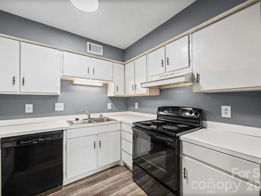 9119 Spyglass Place, Charlotte, NC 28214.  MLS# CAR4367221, YatesRealty ID 23866. 