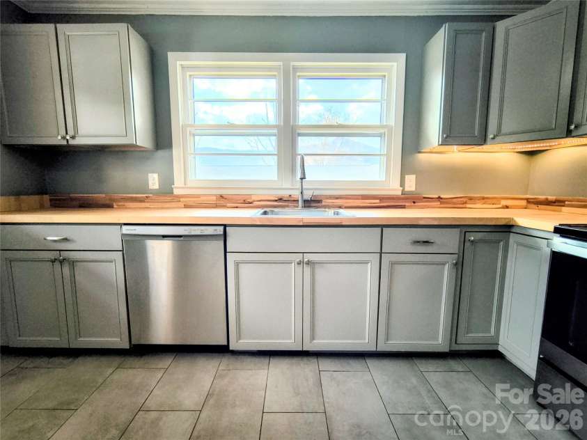 143 Tabernacle Road, Black Mountain, NC 28711.  MLS# CAR4360711, YatesRealty ID 23867. 