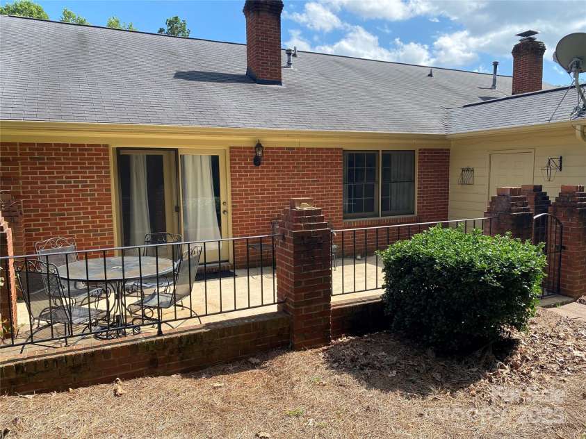 8421 Coulwood Oak Lane, Charlotte, NC 28214.  MLS# CAR4271298, YatesRealty ID 23872. 