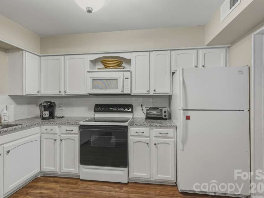 7034 Quail Hill Road, Charlotte, NC 28210.  MLS# CAR4341134, YatesRealty ID 23874. 