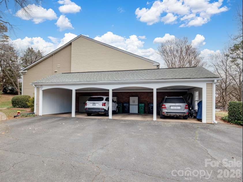 7034 Quail Hill Road, Charlotte, NC 28210.  MLS# CAR4341134, YatesRealty ID 23874. 