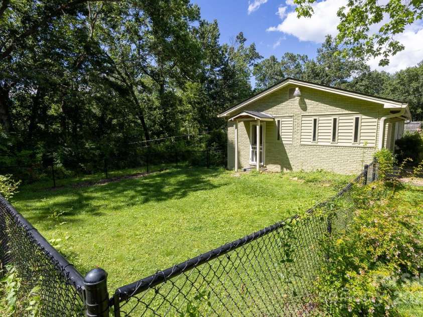 50 Taft Street, Black Mountain, NC 28711.  MLS# CAR4277647, YatesRealty ID 23875. 