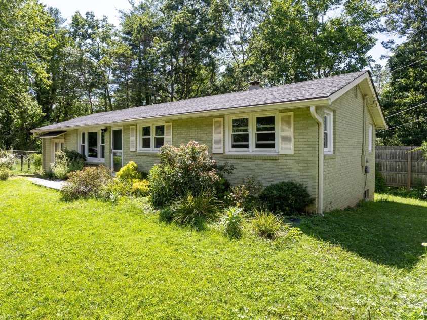 50 Taft Street, Black Mountain, NC 28711.  MLS# CAR4277647, YatesRealty ID 23875. 