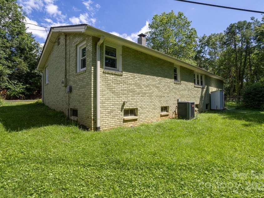 50 Taft Street, Black Mountain, NC 28711.  MLS# CAR4277647, YatesRealty ID 23875. 