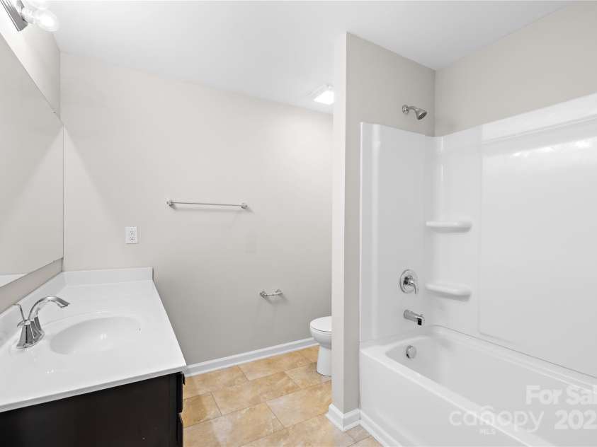 921 Summerlake Drive, Fort Mill, SC 29715.  MLS# CAR4272360, YatesRealty ID 23877. Hall Bath