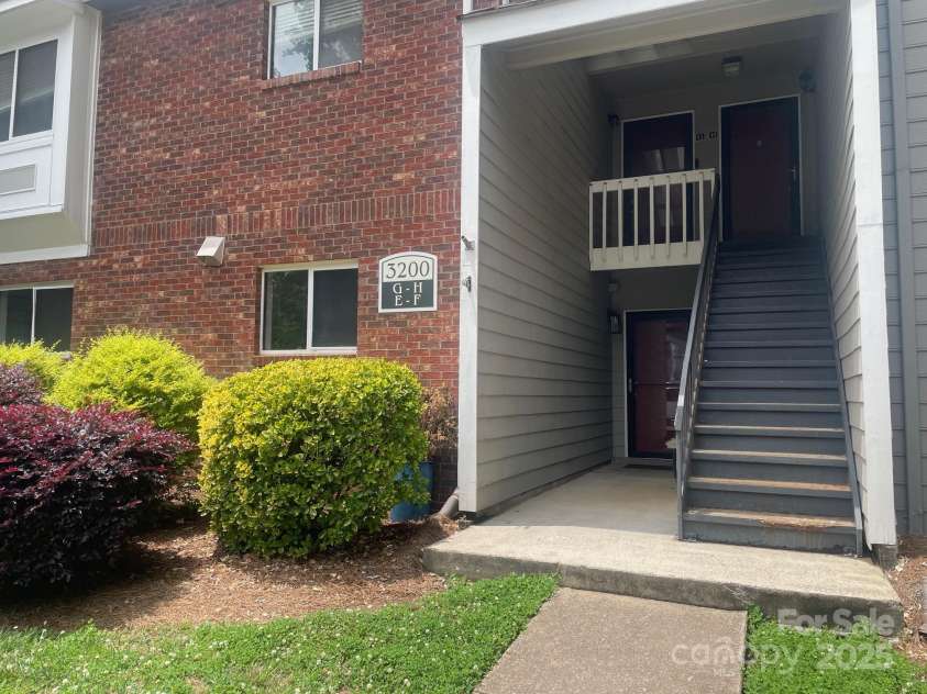 3200 Heathstead Place, Charlotte, NC 28210.  MLS# CAR4270773, YatesRealty ID 23880. 