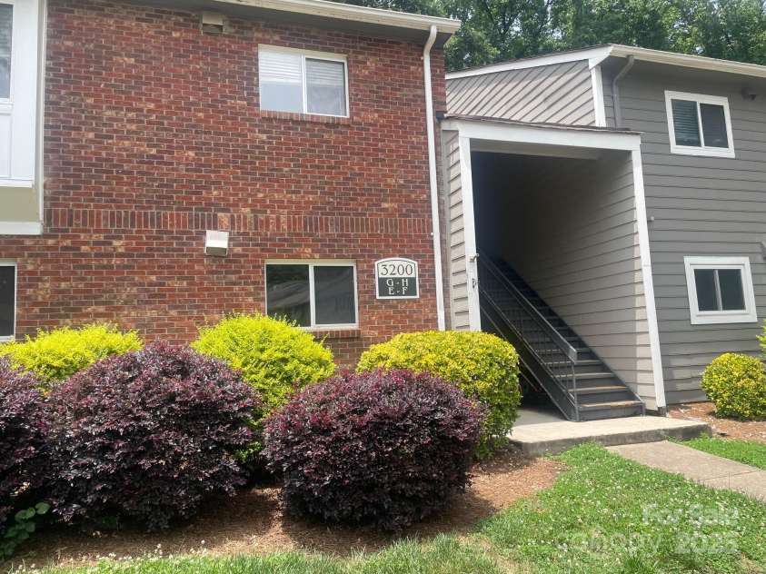 3200 Heathstead Place, Charlotte, NC 28210.  MLS# CAR4270773, YatesRealty ID 23880. Welcome home to this ground floor condo in South Park