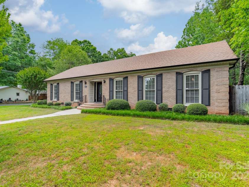 5522 Sharon Road, Charlotte, NC 28210.  MLS# CAR4251042, YatesRealty ID 23881. 