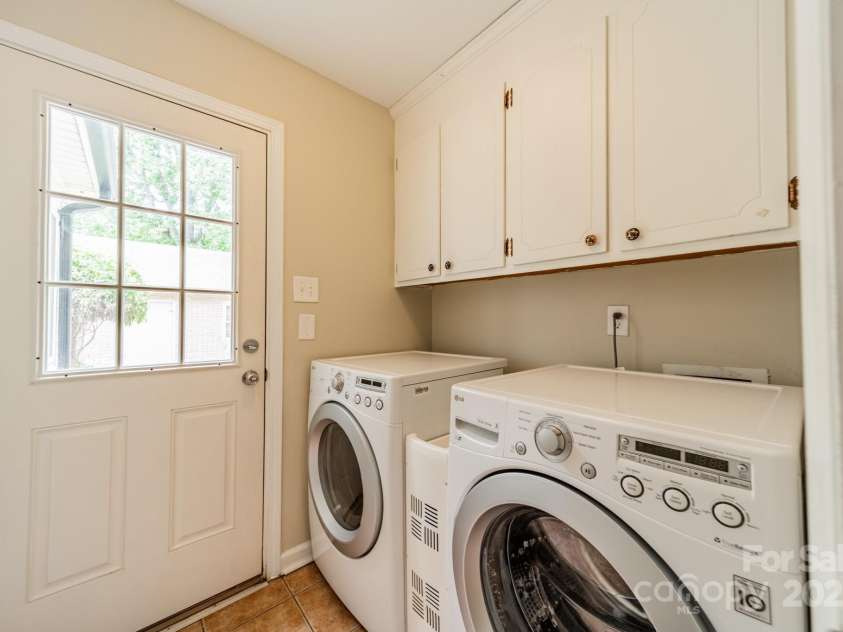 5522 Sharon Road, Charlotte, NC 28210.  MLS# CAR4251042, YatesRealty ID 23881. Cabinetry + w/d in the Laundry Room.