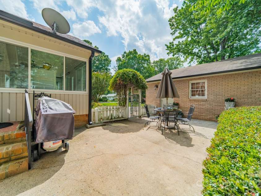 5522 Sharon Road, Charlotte, NC 28210.  MLS# CAR4251042, YatesRealty ID 23881. Courtyard
