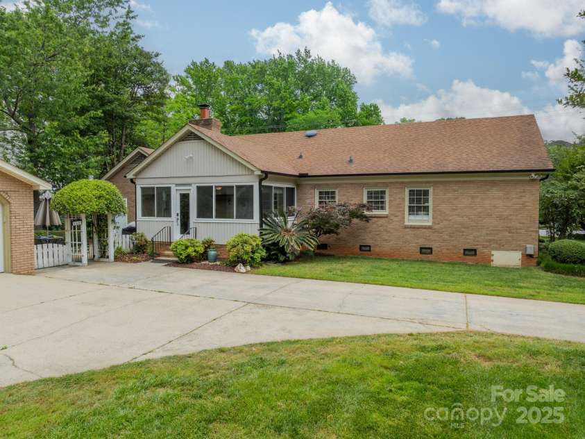 5522 Sharon Road, Charlotte, NC 28210.  MLS# CAR4251042, YatesRealty ID 23881. Easy access from the garage