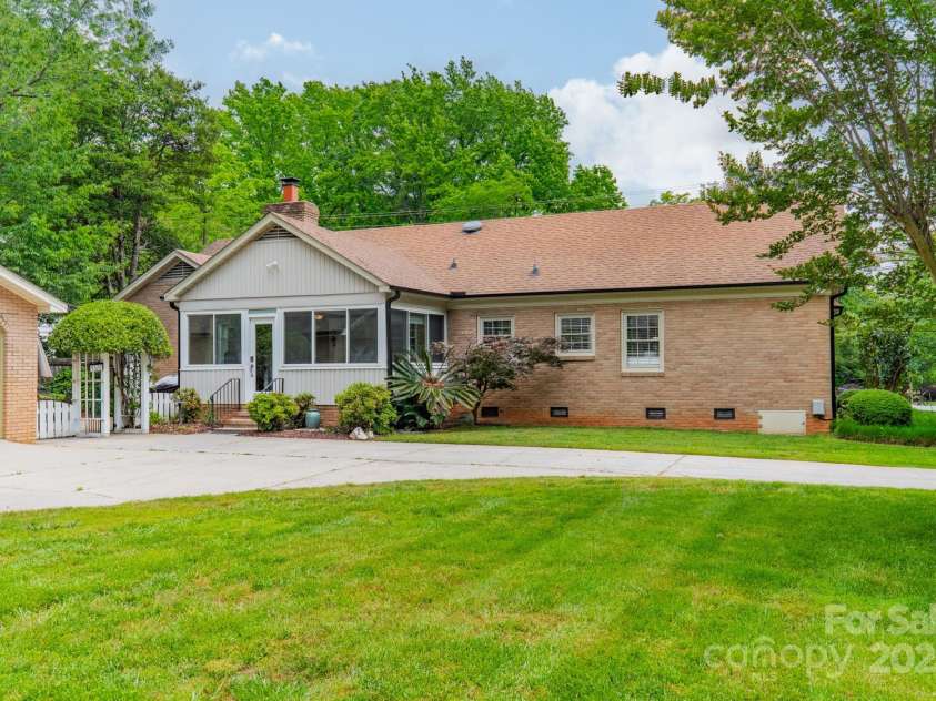 5522 Sharon Road, Charlotte, NC 28210.  MLS# CAR4251042, YatesRealty ID 23881. Flat backyard with access to private courtyard