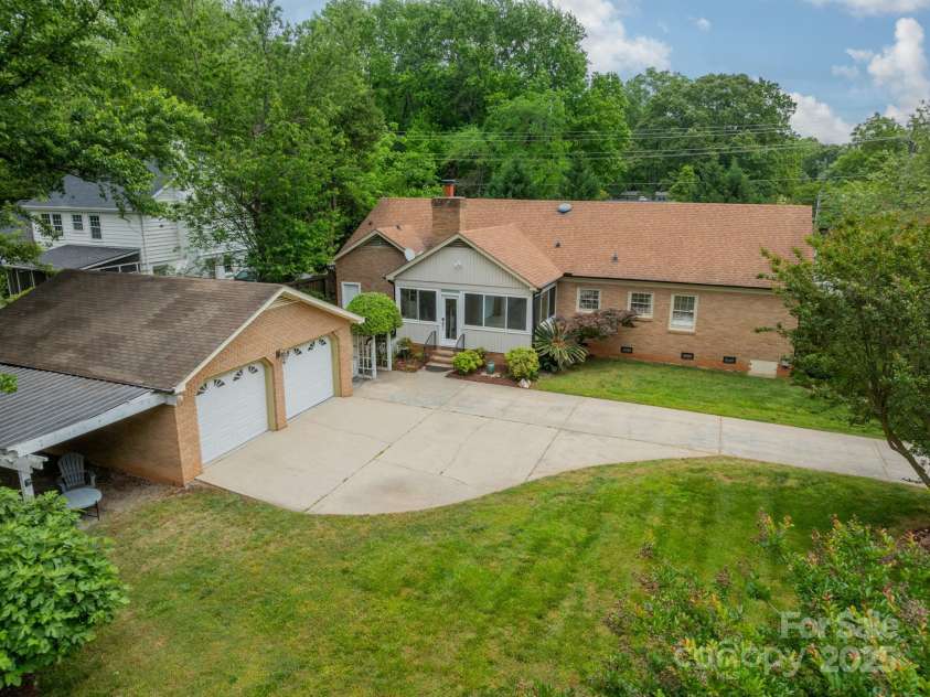 5522 Sharon Road, Charlotte, NC 28210.  MLS# CAR4251042, YatesRealty ID 23881. Great corner lot! Garage conveniently located on Champaign St.