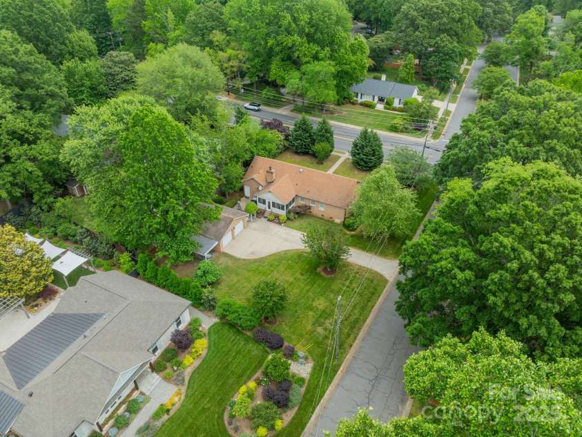 5522 Sharon Road, Charlotte, NC 28210.  MLS# CAR4251042, YatesRealty ID 23881. Great corner lot. Plenty of PARKING SPACES