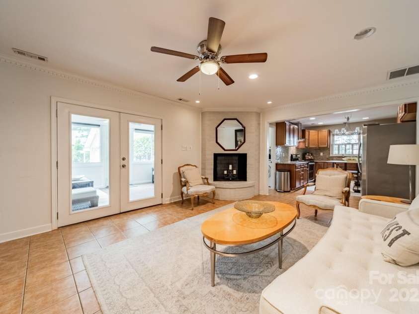 5522 Sharon Road, Charlotte, NC 28210.  MLS# CAR4251042, YatesRealty ID 23881. Kitchen flows seamlessly into the Great Room