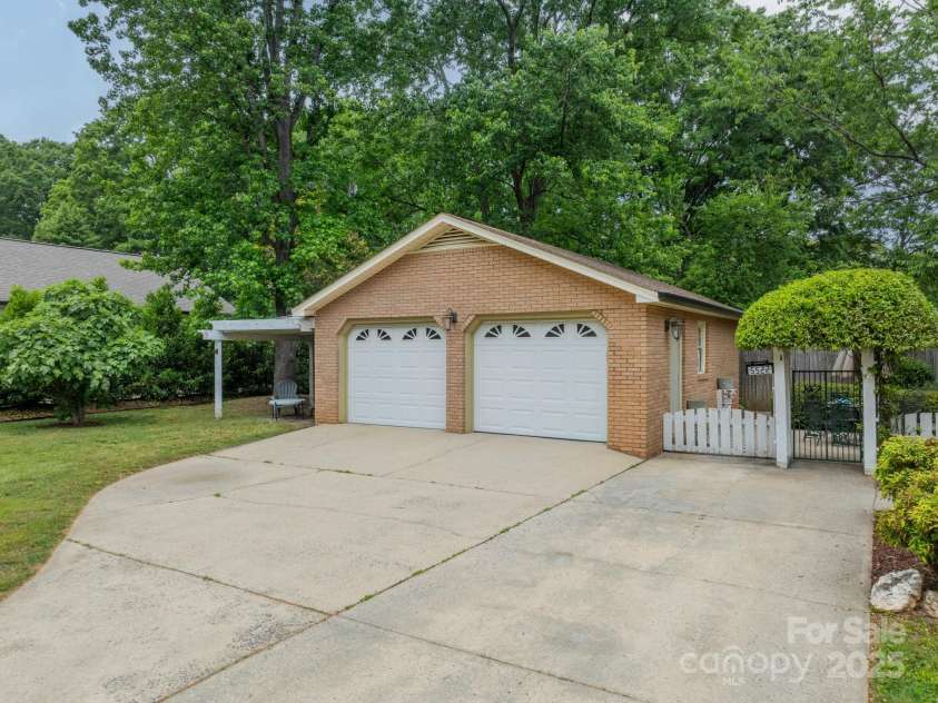 5522 Sharon Road, Charlotte, NC 28210.  MLS# CAR4251042, YatesRealty ID 23881. Large double 2-car detached Garage.