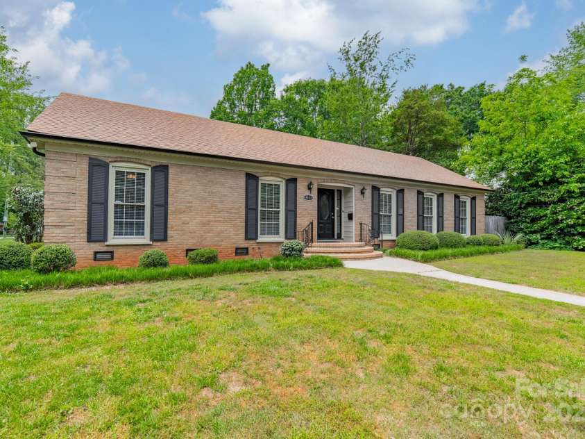5522 Sharon Road, Charlotte, NC 28210.  MLS# CAR4251042, YatesRealty ID 23881. One level living!