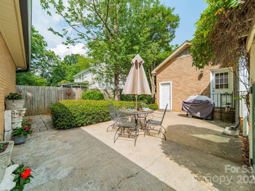 5522 Sharon Road, Charlotte, NC 28210.  MLS# CAR4251042, YatesRealty ID 23881. Private court yard