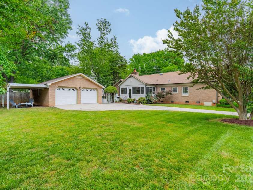 5522 Sharon Road, Charlotte, NC 28210.  MLS# CAR4251042, YatesRealty ID 23881. South Park Bliss Prime Location!