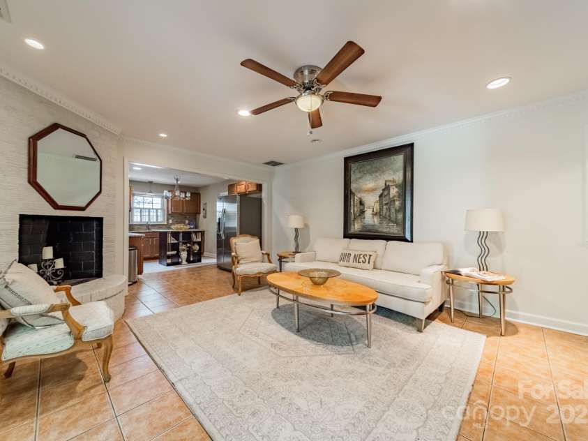 5522 Sharon Road, Charlotte, NC 28210.  MLS# CAR4251042, YatesRealty ID 23881. Spacious Great Room, cozy and inviting!
