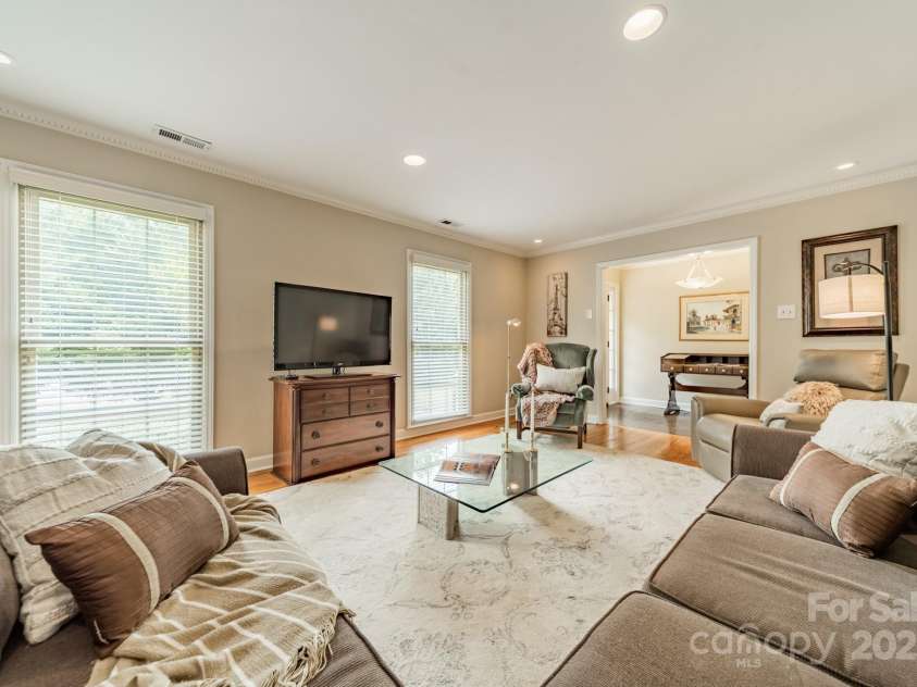 5522 Sharon Road, Charlotte, NC 28210.  MLS# CAR4251042, YatesRealty ID 23881. Spacious Living Room