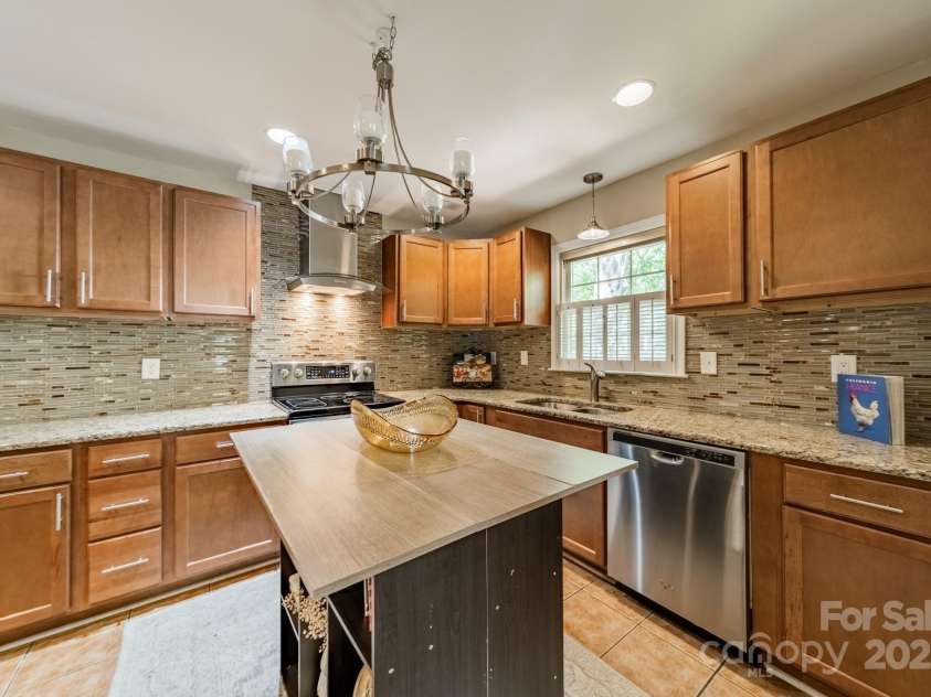 5522 Sharon Road, Charlotte, NC 28210.  MLS# CAR4251042, YatesRealty ID 23881. Stunning granite countertop & Beautiful tile backsplash!