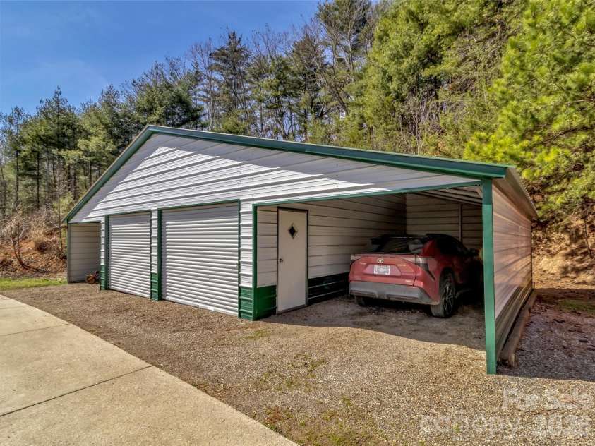 39 Millard Cove Road, Leicester, NC 28748.  MLS# CAR4355242, YatesRealty ID 23882. 