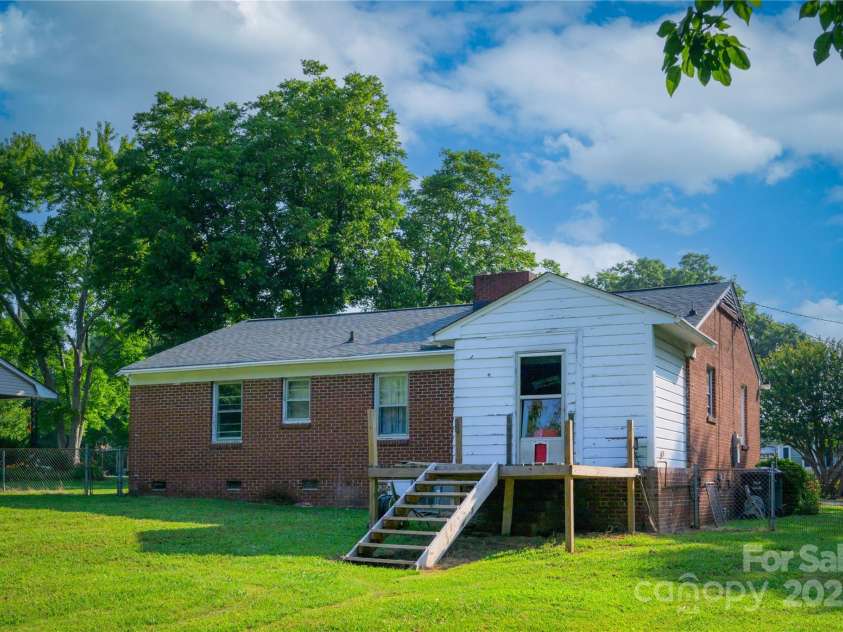 1617 Madison Street, Rock Hill, SC 29732.  MLS# CAR4272308, YatesRealty ID 23884. Brick Home On .47 Acres