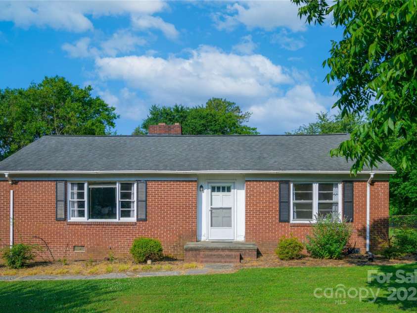 1617 Madison Street, Rock Hill, SC 29732.  MLS# CAR4272308, YatesRealty ID 23884. Brick Home On .47 Acres