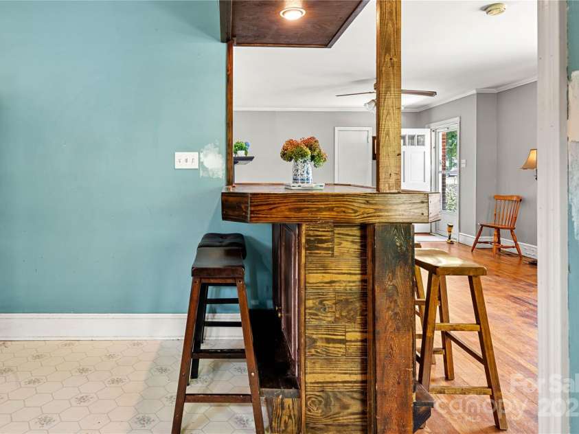 1617 Madison Street, Rock Hill, SC 29732.  MLS# CAR4272308, YatesRealty ID 23884. Peninsula Seating