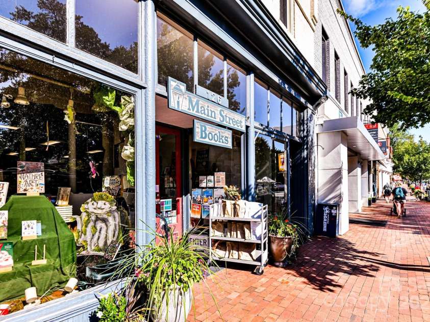 298 Bridges Farm Road, Mooresville, NC 28115.  MLS# CAR4273667, YatesRealty ID 23885. Short drive to downtown Davidson and Main Street