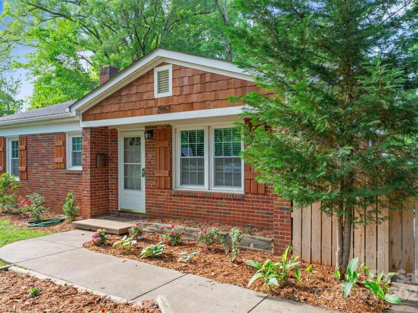 2953 Enfield Road, Charlotte, NC 28205.  MLS# CAR4259179, YatesRealty ID 23887. 