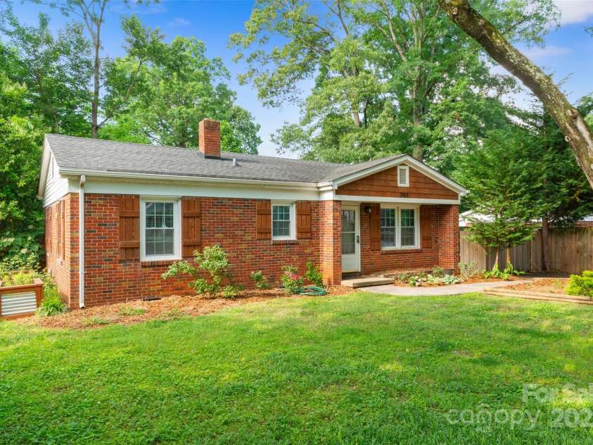2953 Enfield Road, Charlotte, NC 28205.  MLS# CAR4259179, YatesRealty ID 23887. 