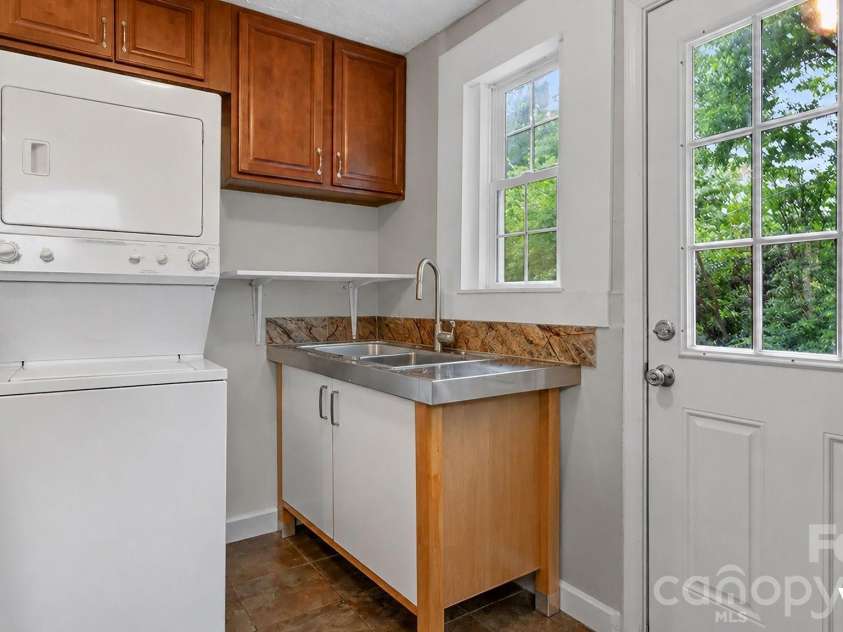 1712 Dunkirk Drive, Charlotte, NC 28203.  MLS# CAR4380787, YatesRealty ID 23889. 