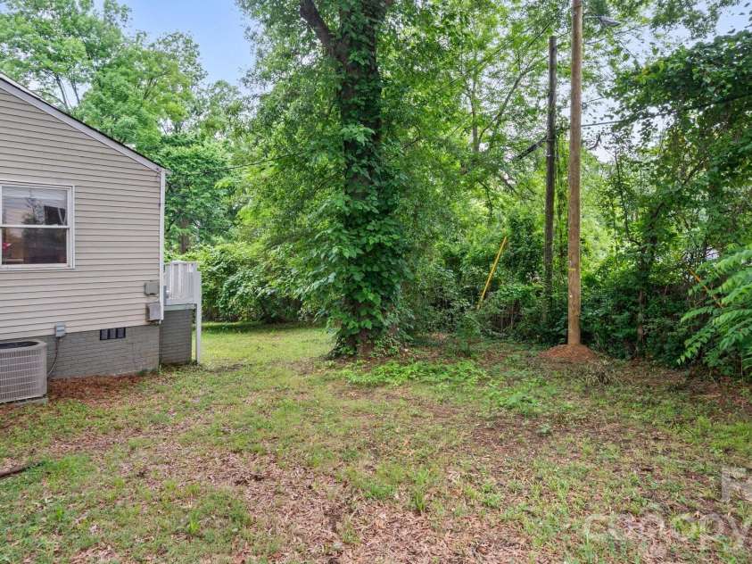 1712 Dunkirk Drive, Charlotte, NC 28203.  MLS# CAR4380787, YatesRealty ID 23889. 