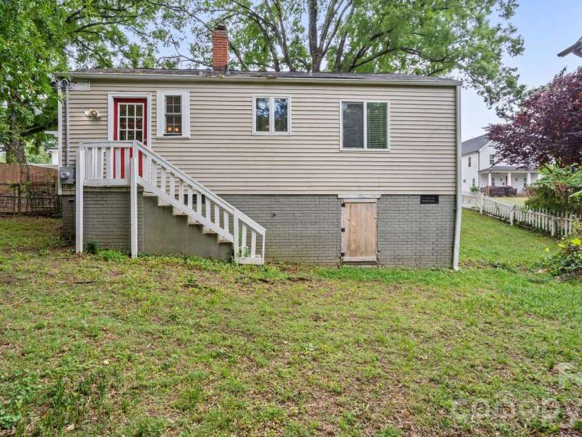 1712 Dunkirk Drive, Charlotte, NC 28203.  MLS# CAR4380787, YatesRealty ID 23889. 