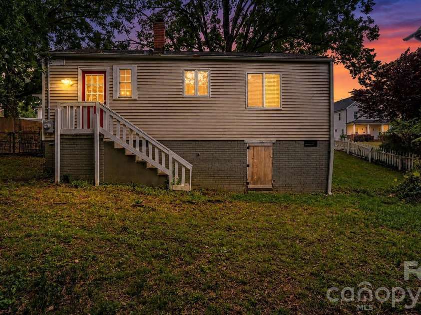 1712 Dunkirk Drive, Charlotte, NC 28203.  MLS# CAR4380787, YatesRealty ID 23889. 