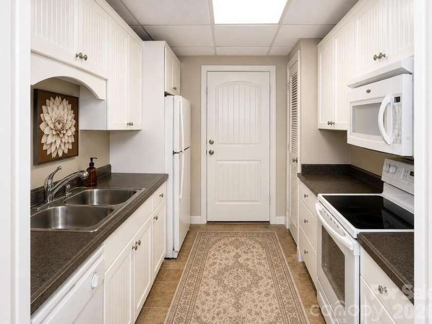 99 Willow Way, Hendersonville, NC 28739.  MLS# CAR4382569, YatesRealty ID 23890. 