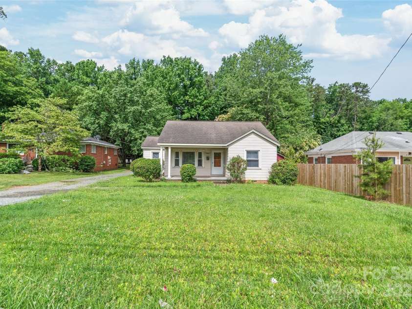 2722 Eastway Drive, Charlotte, NC 28205.  MLS# CAR4271170, YatesRealty ID 23892. 