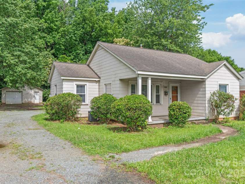 2722 Eastway Drive, Charlotte, NC 28205.  MLS# CAR4271170, YatesRealty ID 23892. 