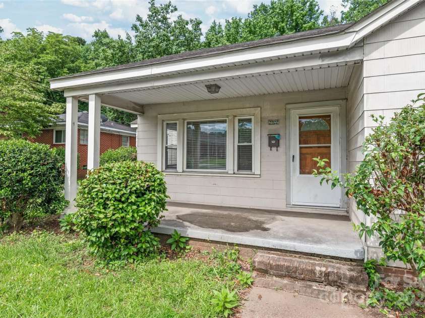 2722 Eastway Drive, Charlotte, NC 28205.  MLS# CAR4271170, YatesRealty ID 23892. 