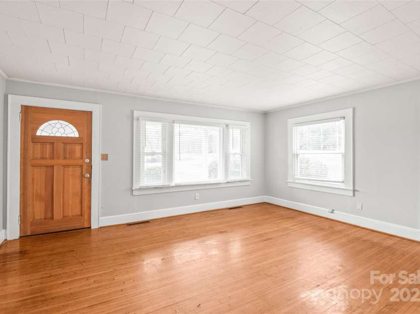 2722 Eastway Drive, Charlotte, NC 28205.  MLS# CAR4271170, YatesRealty ID 23892. 