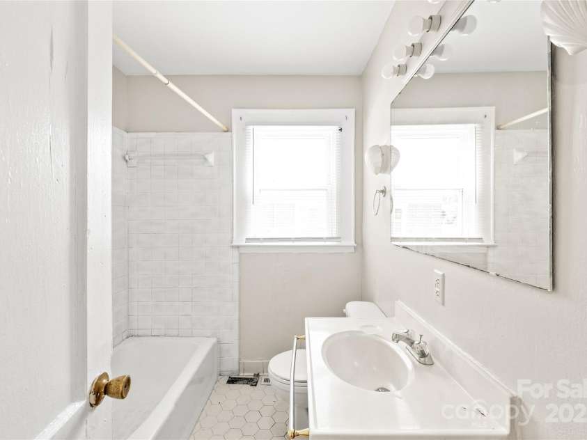 2722 Eastway Drive, Charlotte, NC 28205.  MLS# CAR4271170, YatesRealty ID 23892. 