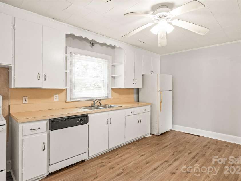 2722 Eastway Drive, Charlotte, NC 28205.  MLS# CAR4271170, YatesRealty ID 23892. 