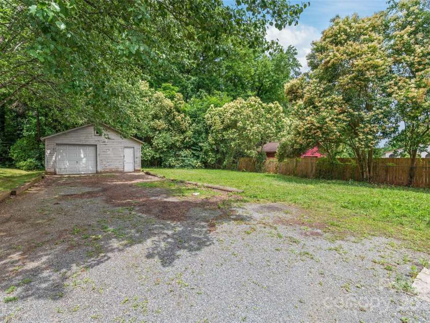 2722 Eastway Drive, Charlotte, NC 28205.  MLS# CAR4271170, YatesRealty ID 23892. 