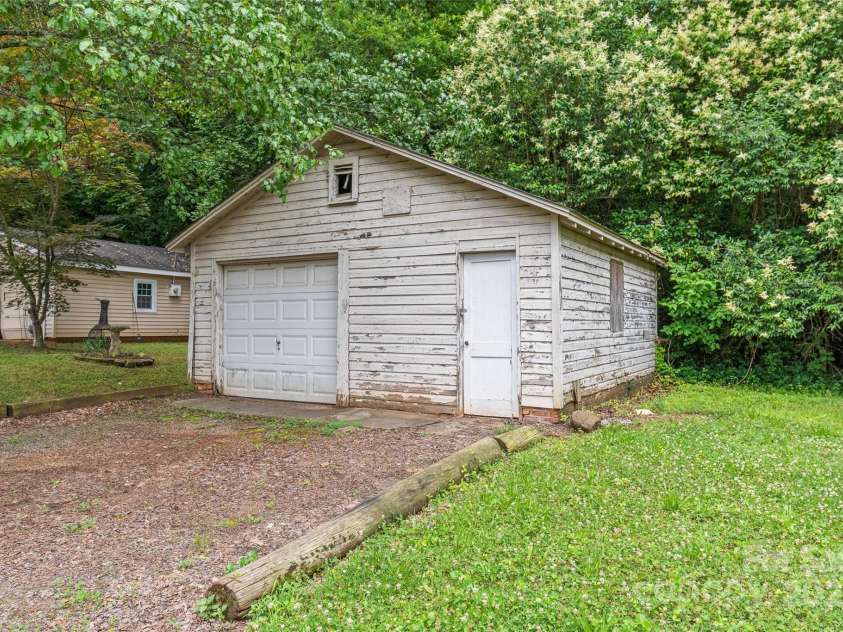 2722 Eastway Drive, Charlotte, NC 28205.  MLS# CAR4271170, YatesRealty ID 23892. 