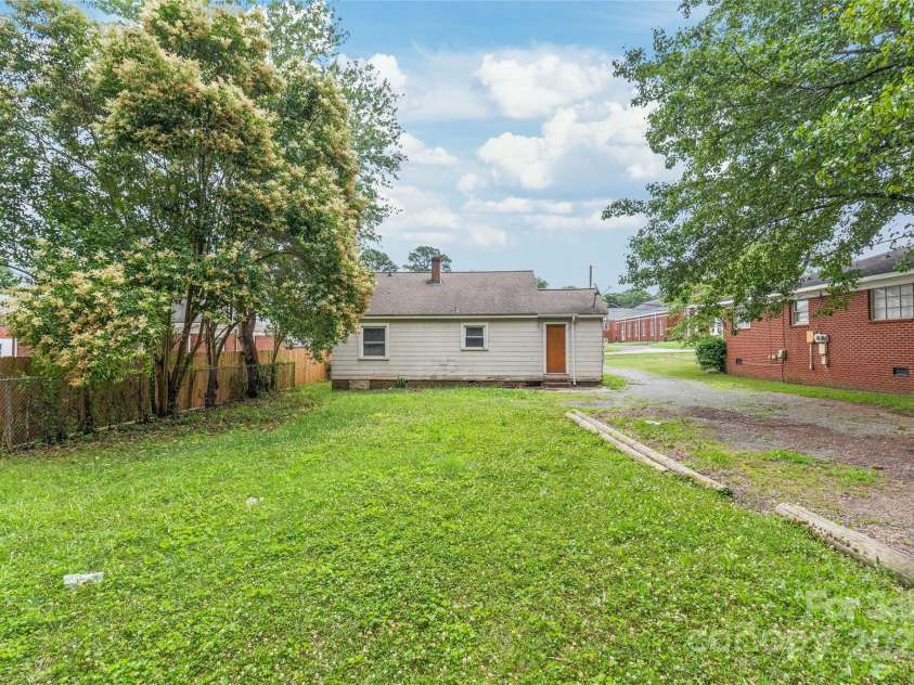 2722 Eastway Drive, Charlotte, NC 28205.  MLS# CAR4271170, YatesRealty ID 23892. 