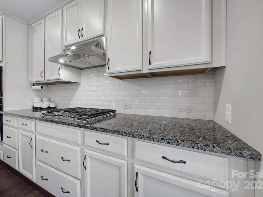1001 Emory Lane, Fort Mill, SC 29708.  MLS# CAR4254300, YatesRealty ID 23894. Gas 5 burner cooktop
