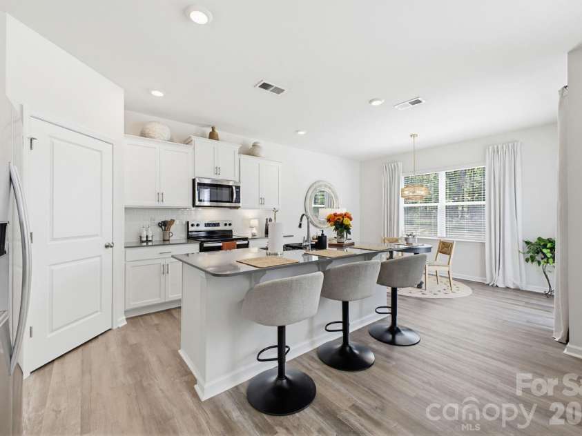 1334 37th Avenue Lane, Hickory, NC 28601.  MLS# CAR4373157, YatesRealty ID 23894. Dining kitchen